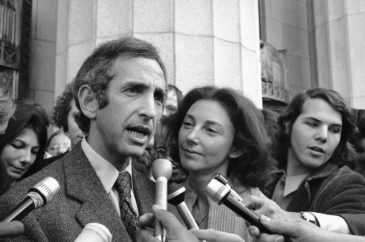 Daniel Ellsberg, al salir del juicio en su contra en una Corte de Los Ángeles en 1973. Foto Ap