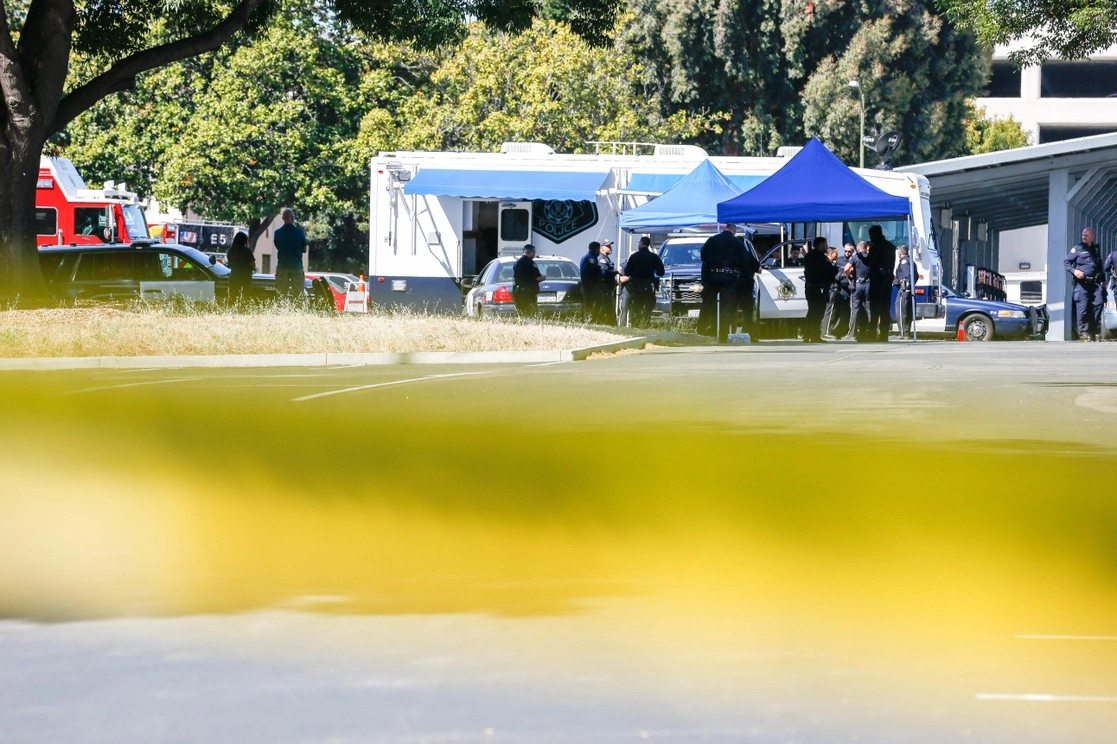 Servicios de emergencia acudieron al sitio donde sucedió el tiroteo en San José, California, el 26 de mayo de 2021. Foto Afp 
