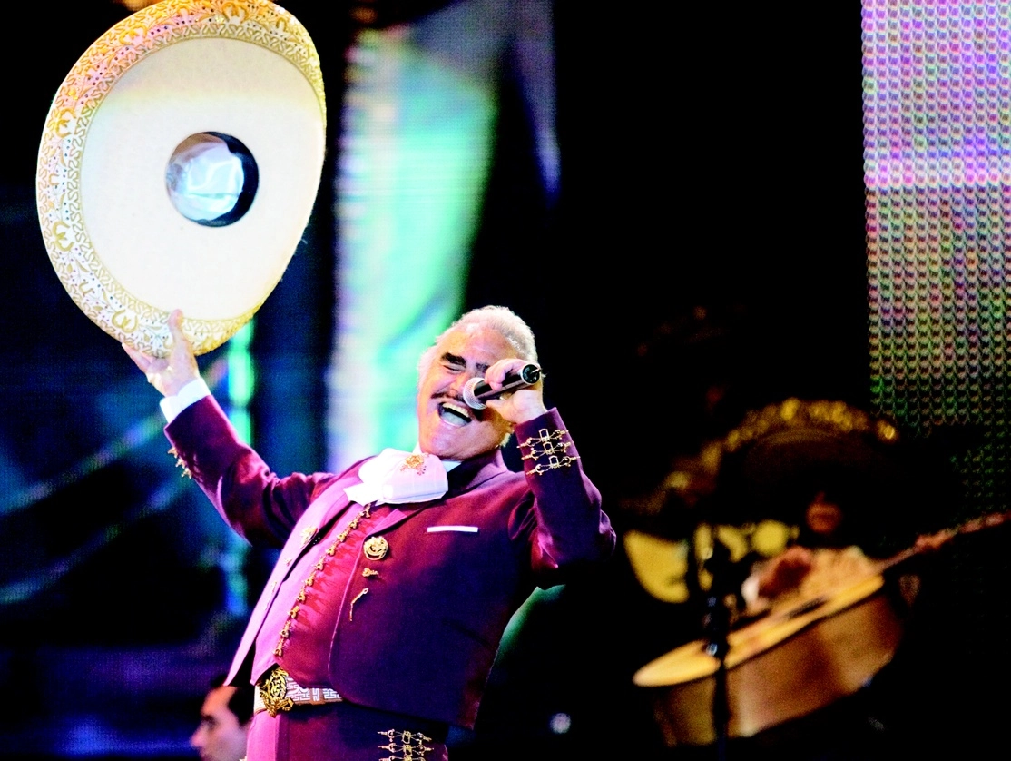 Vicente Fernández, 'el Charro de Huentitán', falleció ayer a los 81 años de edad. En seis décadas de trayectoria grabó más de 300 canciones y vendió 67 millones de discos en el mundo. Foto Ap