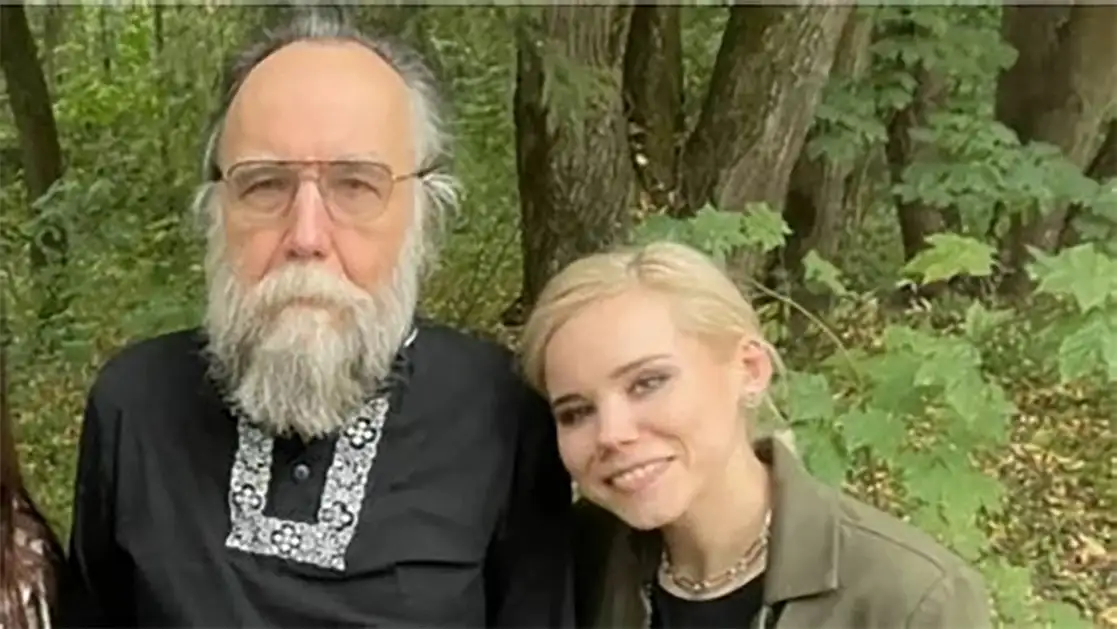 El filósofo Aleksandr Duguin, líder del Movimiento Euroasiático, y su hija, Daria, politóloga asesinada el sábado en un atentado con bomba cuando regresaba a Moscú tras asistir a un festival. Foto tomada de Twitter / Archivo
