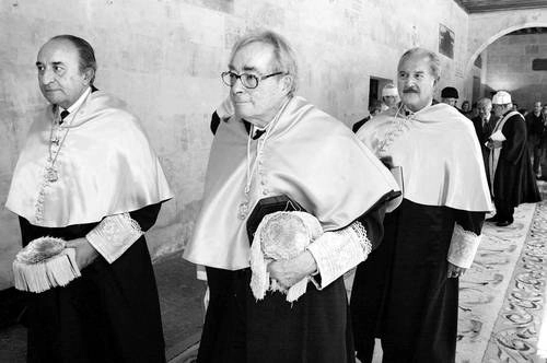 El erudito y crítico George Steiner, flanqueado por el español Ricardo Senabre Sempere, profesor de literatura de la Universidad de Salamanca, y el escritor mexicano Carlos Fuentes, el 29 de mayo de2002, cuando Steiner yFuentes fueron investidoscon el doctorado 'honoris causa' de esa prestigiada casa de estudios. Foto Afp