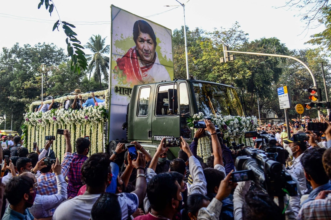 Su público le da el último adiós, en Mumbai, el 6 de febrero de 2022. Foto Afp