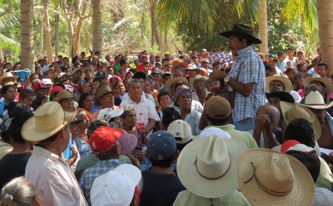 El vocero del Cecop, Marco Antonio Suástegui, durante una asamblea el 5 de enero de 2014 en la comunidad Las Parotas, en Acapulco, Guerrero, a fin de elaborar un padrón de afectados por las lluvias ocasionadas tras el paso de la tormenta 'Manuel'. Foto 