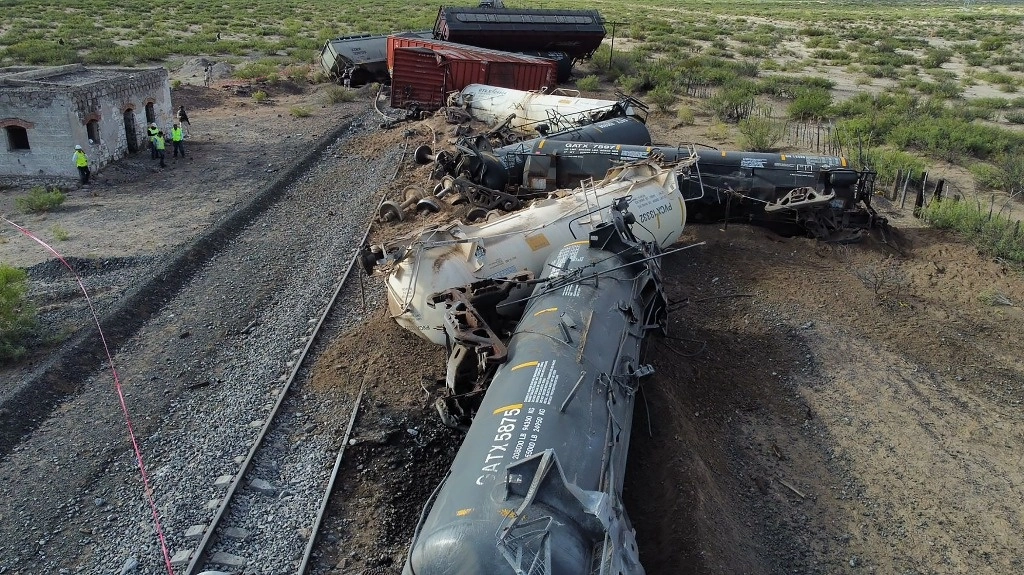 La noche del martes, 12 vagones de un tren de Ferromex que se dirigía de Villa Ahumada a Ciudad Juárez se descarrilaron, tras lo cual un menor venezolano de 4 años falleció y otros tres integrantes de su familia resultaron heridos, entre ellos su madre, quien sufrió la amputación del pie derecho, además de un nicaragüense. Los indocumentados viajaban en el lomo del ferrocarril cuando ocurrió el percance, cuyas causas aún se desconocen, en una zona desértica cerca de la frontera. Foto cortesía El Bordo 