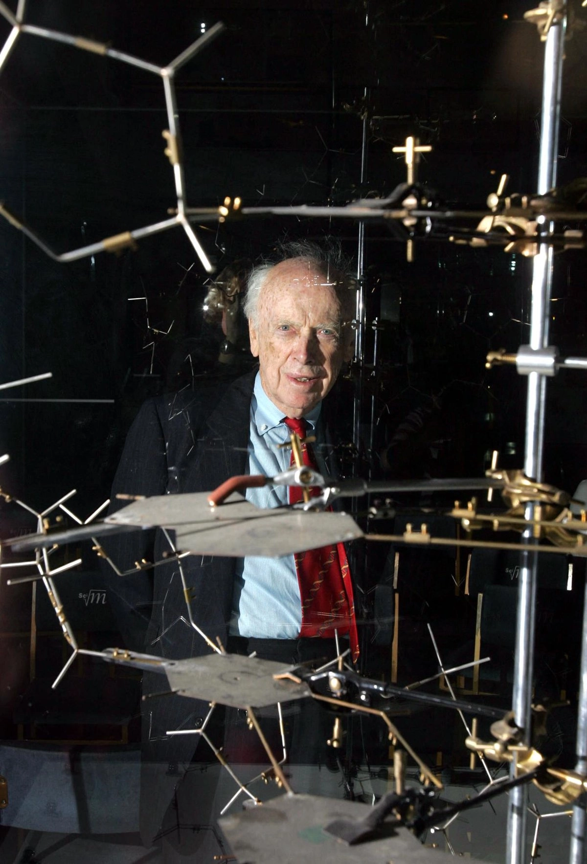 El estadunidense James Watson ganó el Premio Nobel de Medicina por sus aportes sobre la estructura de doble hélice del ADN. Falleció ayer a los 97 años. Imagen de 2005, cuando posó con el modelo original de la investigación.