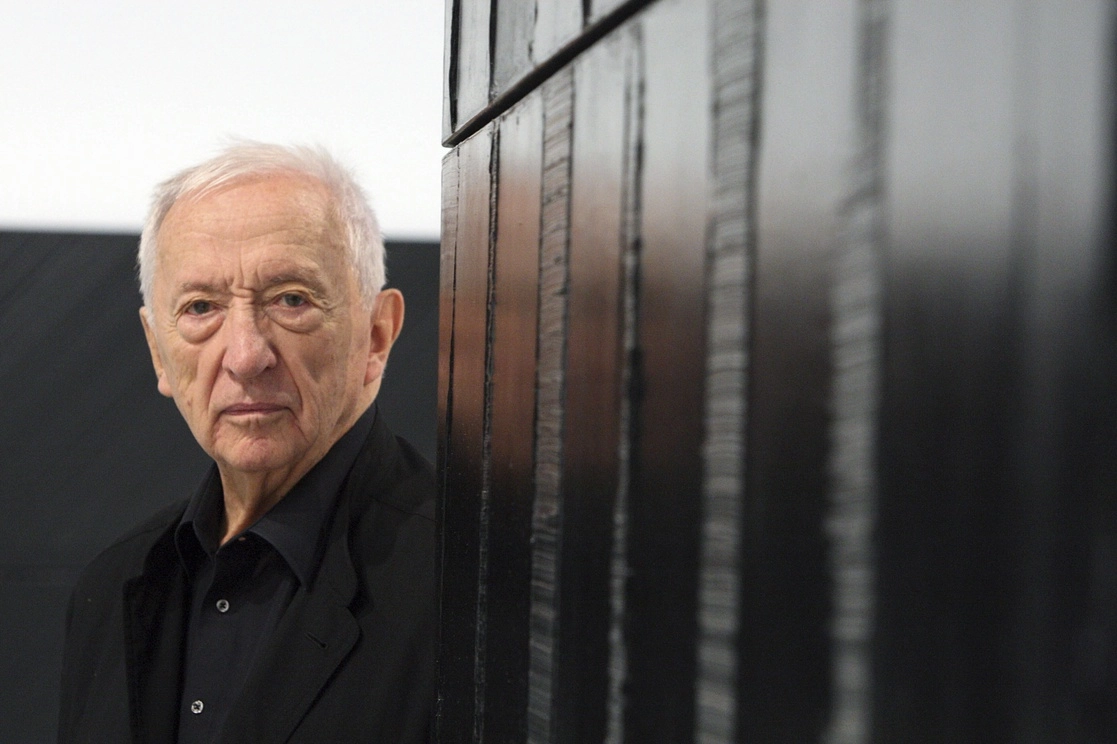 Pierre Soulages, junto a una de sus obras en el Centro Pompidou de París, el 13 de octubre de 2009. El pintor francés murió este miércoles a los 102 años de edad. Foto Ap / Archivo