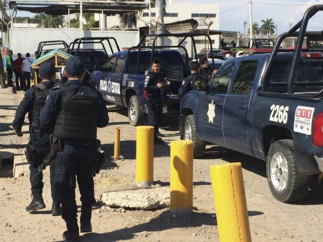 Policías de Sinaloa acudieron el 16 de marzo de 2017 al penal de Aguaruto, de donde se escapó "El Azulillo", con otras cuatro personas. Foto Cuartoscuro
