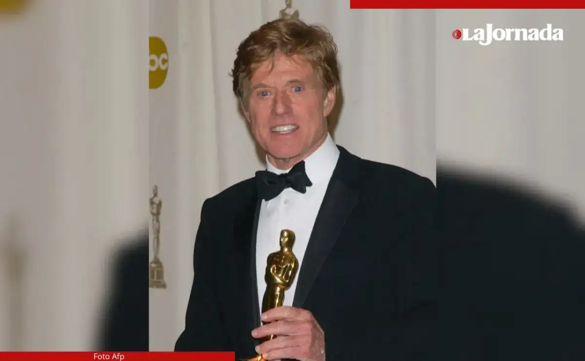 Robert Redford, astro de Hollywood y creador del instituto y festival Sundance, murió ayer a los 89 años. En la imagen, con el Oscar honorario que se le concedió en 2002. Foto 