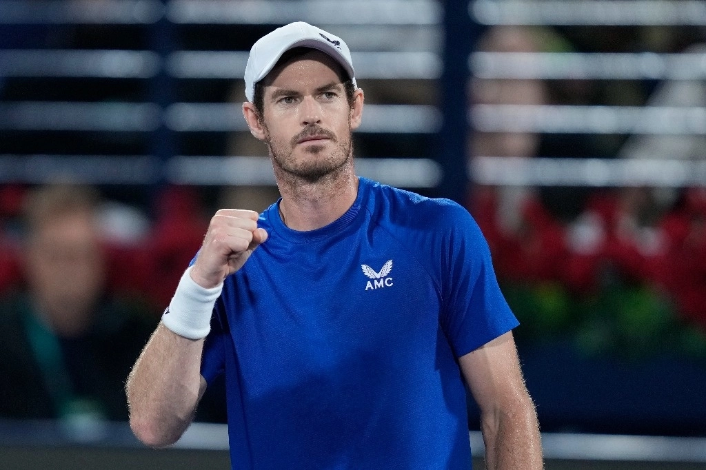 Murray, que desde 2019 juega con una cadera metálica, indicó que le gustaría participar en Roland Garros, a finales de mayo, tras no pisar la tierra batida parisina desde 2020. La imagen, del 26 de febrero de 2024. Foto Ap