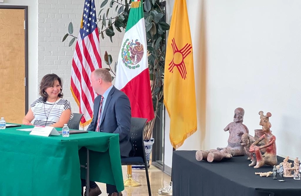 El gobierno recibió 12 piezas arqueológicas de origen mexicano de la Fundación del Museo de Albuquerque. Foto La Jornada