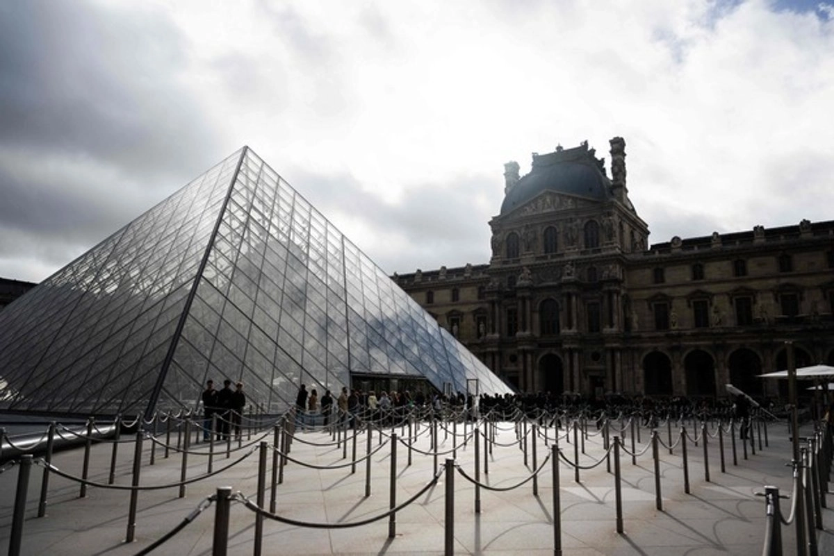El Louvre, el museo más visitado del mundo, aumentará en un 45% el precio de la entrada para sus visitantes extraeuropeos a partir de 2026. 