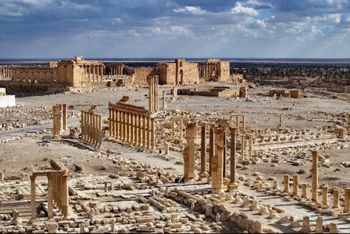 Vista aérea de una sección de la Gran Columnata (Decumanus Maximus) y los restos del Templo de Bel en las antiguas ruinas de Palmira, en el centro de Siria. 