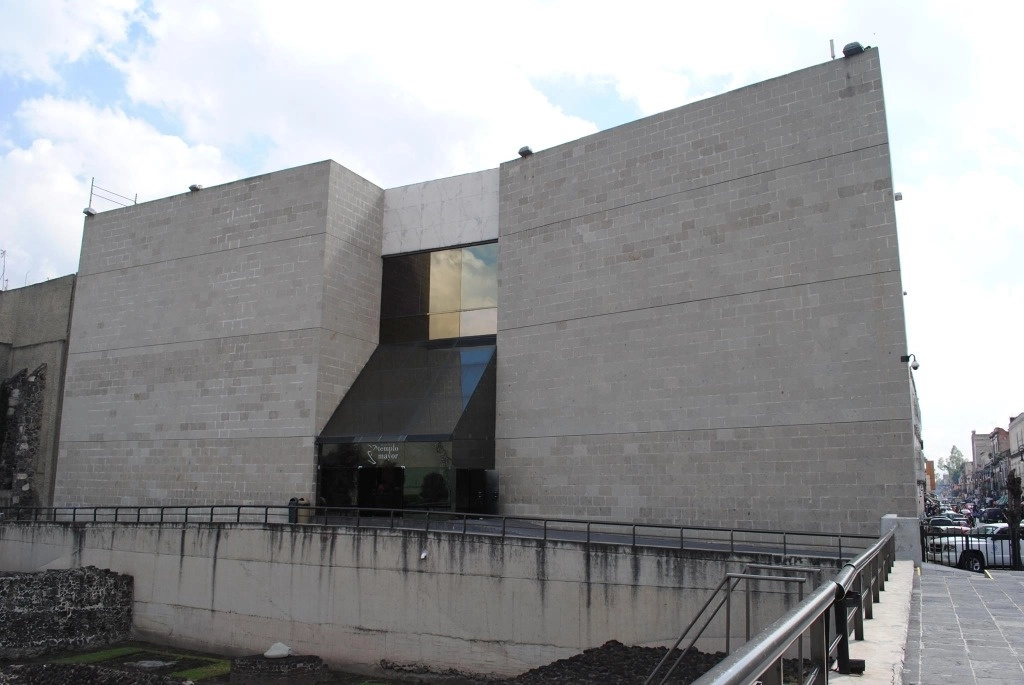 Aspecto externo del edificio del Museo del Templo Mayor, en la CDMX. Imagen tomada de https://www.facebook.com/Museo-del-Templo-Mayor-266556763400617