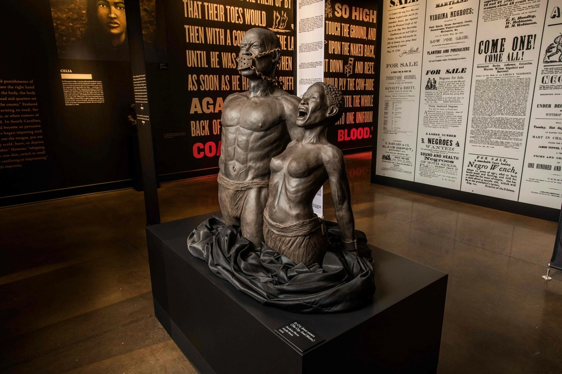 El Museo del Legado en Alabama, EU, recorre los orígenes de la trata de esclavos, la lucha por los derechos civiles y los problemas modernos de la justicia penal. Foto Afp