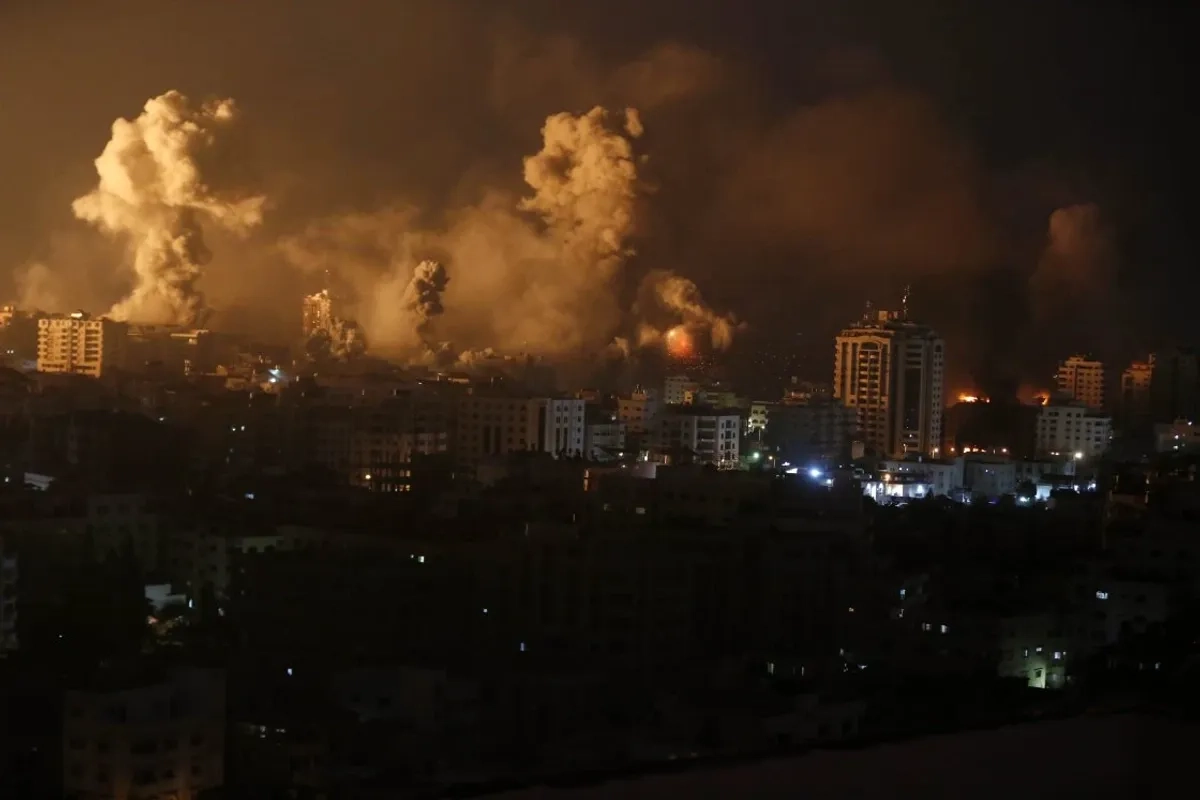 La exposición también busca reconocer el trabajo humanitario de la UNRWA. En la imagen, la ciudad bajo el asedio israelí. Foto