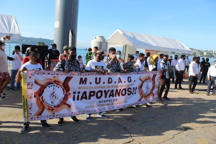 Integrantes de la agrupación Músicos Unidos de Acapulco, Guerrero, se manifestaron en el Asta Bandera, en la avenida Costera, con un concierto musical para hacer un llamado de ayuda a autoridades por la crisis económica que enfrentan debido a la pandemia. Foto Héctor Briseño