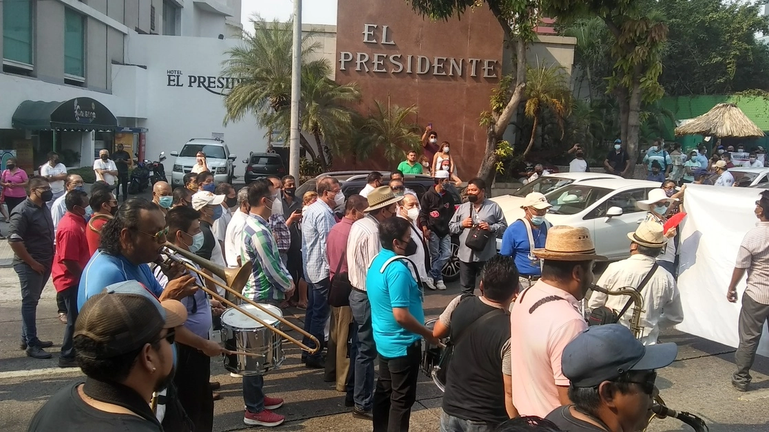 Con interpretaciones en vivo se manifiesta en Acapulco la sección 52 del Sindicato Único de Trabajadores de la Música de Guerrero. Foto Héctor Briseño