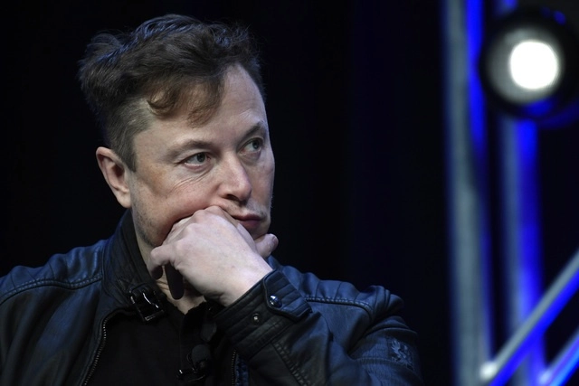 Elon Musk logró desestimar una demanda que alegaba que se negó a pagar al menos 500 mdd de indemnización a empleados despedidos de Twitter. Foto Ap