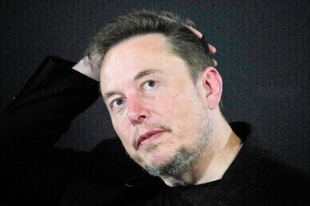 La construcción de la gigafábrica de Tesla en Santa Catarina, con una inversión de 5 mil millones de dólares, está suspendida hasta que pasen las elecciones presidenciales de Estados Unidos. El director de la compañía, Elon Musk (en la imagen), puso pausa al proyecto pues, de ganar Donald Trump, se impondrán aranceles a los vehículos que se producen en México, por lo que no tiene sentido invertir mucho si ese va a ser el caso, dijo. Foto Ap 