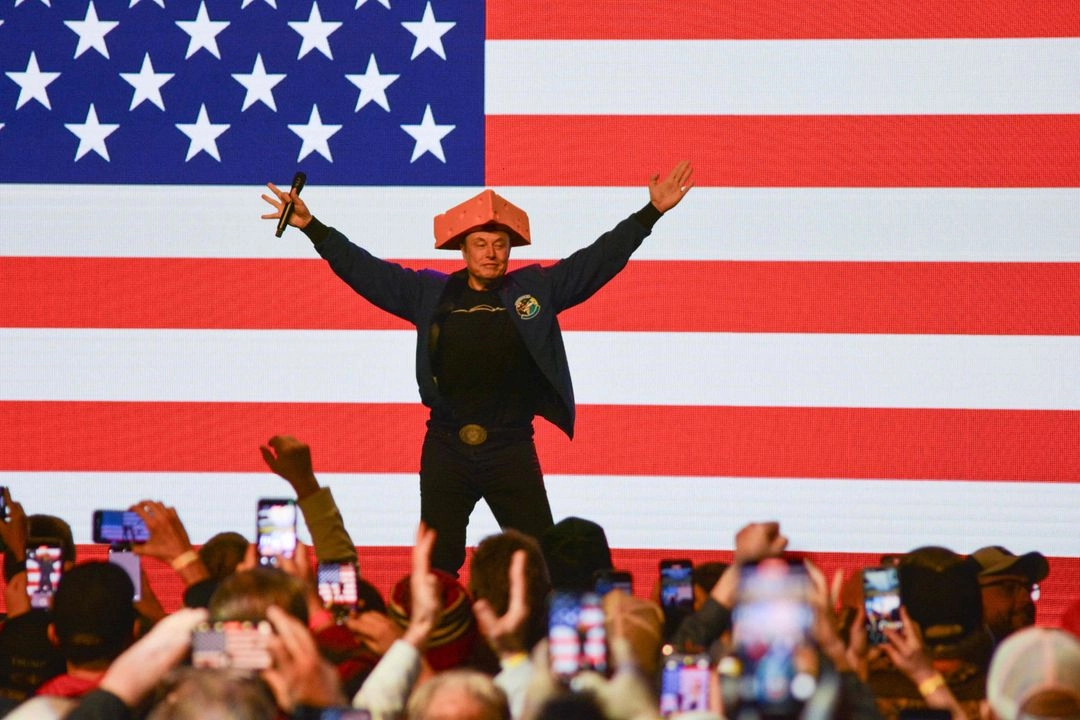 Elon Musk lució un sombrero de Cheesehead mientras hablaba durante un ayuntamiento en Green Bay, Wisconsin, el 30 de marzo de 2025. 

