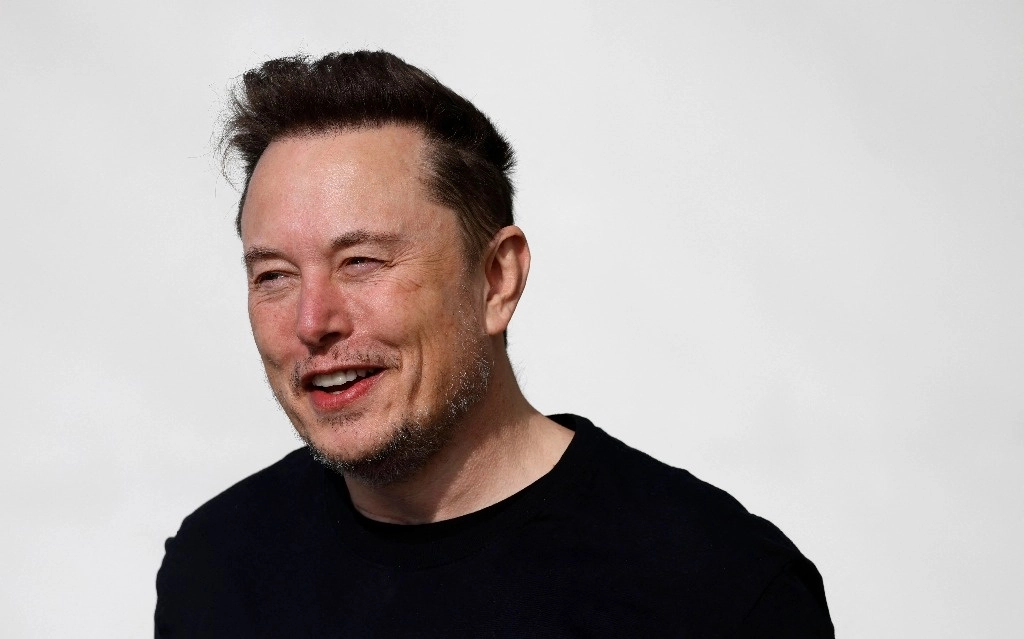 El director ejecutivo de Tesla, Elon Musk, durante una visita a la planta de automóviles eléctricos de la compañía en Gruenheide, cerca de Berlín, este de Alemania, el 13 de marzo de 2024. Foto Afp