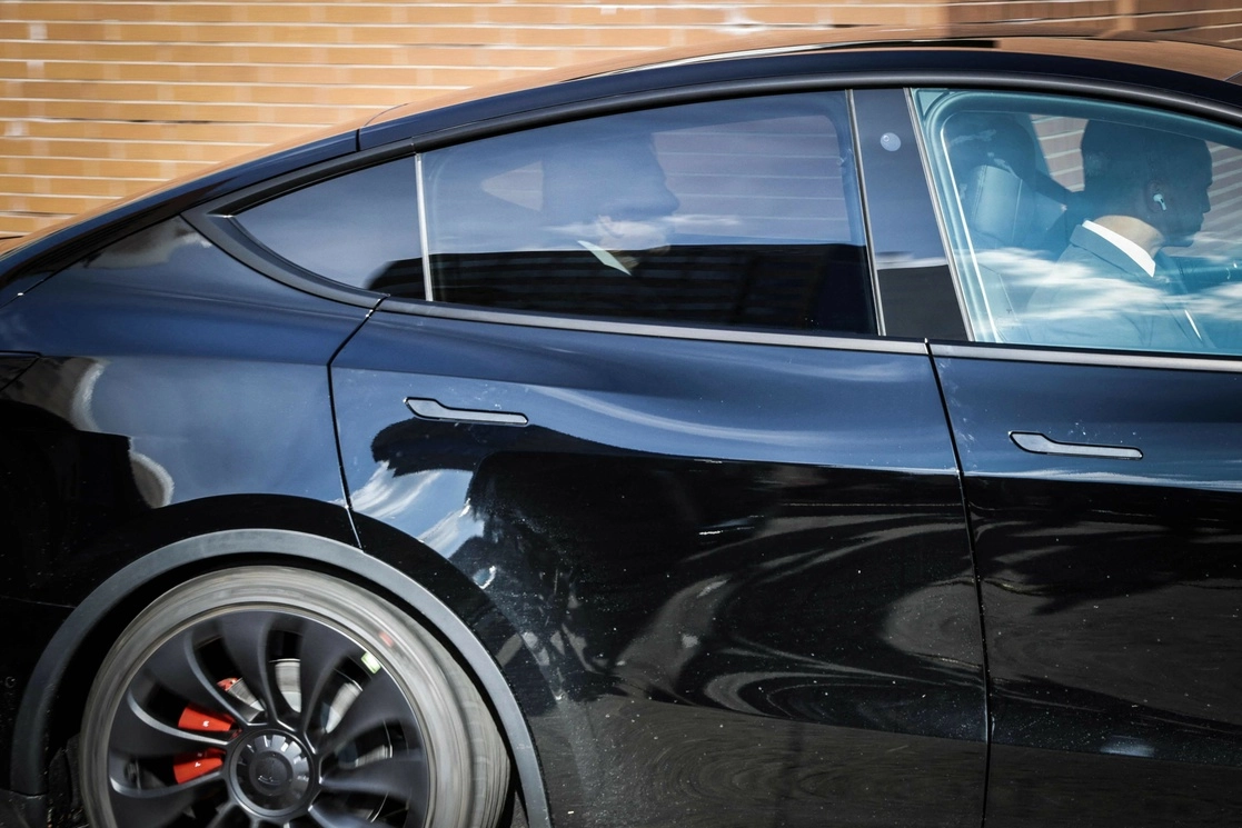 Elon Musk, el hombre más rico del mundo, testificó ante un tribunal de Delaware en un juicio que cuestiona su remuneración de más de 50 mil millones de dólares aprobada por el directorio de Tesla, una empresa que fundó y dirige, el 16 de noviembre de 2022. Foto Afp