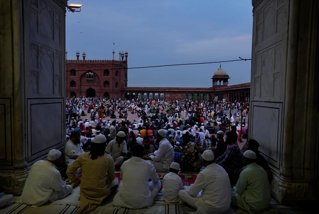 Los musulmanes esperan para romper su ayuno el primer día del sagrado mes de ayuno del Ramadán en Jama Masjid, en Nueva Delhi, India, el viernes 24 de marzo de 2023. Foto Ap