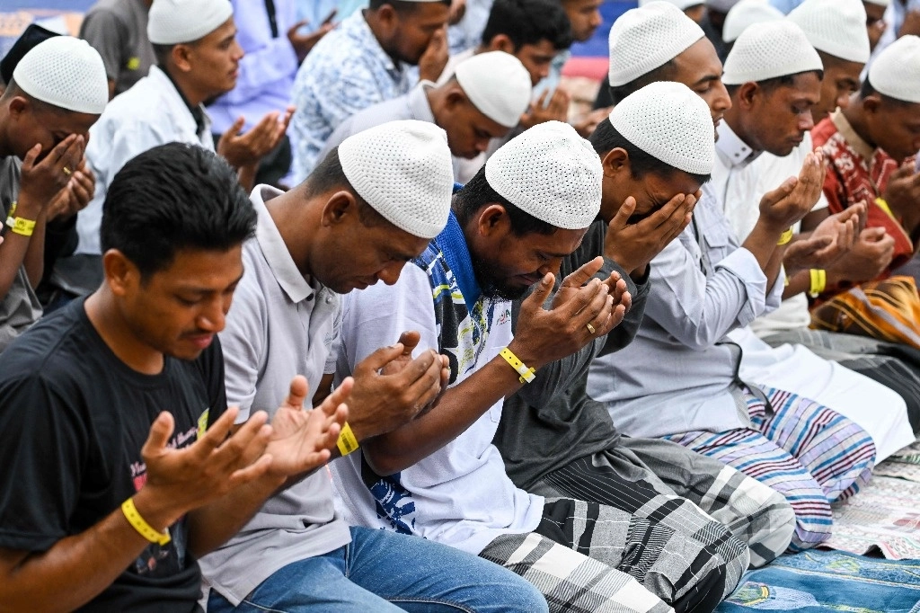Con el Eid al-Fitr concluye el mes sagrado islámico del Ramadán; en la imagen, musulmanes oran en un refugio temporal en Meulaboh, provincia indonesia de Aceh. Foto Afp
