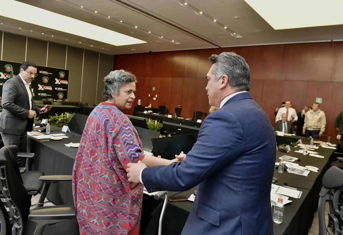 El dirigente nacional del PRI, Alejandro Moreno (der) junto con la senadora Beatriz Paredes (izq). Foto tomada de la cuenta de Twitter @PRI_Nacional