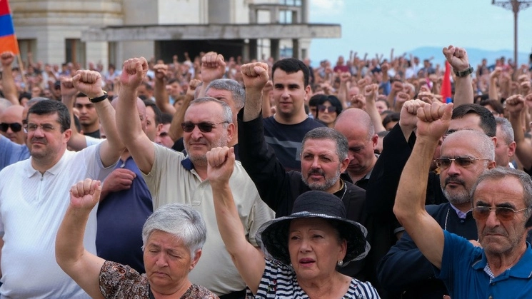Manifestantes exigen la reapertura de una carretera bloqueada que une la región de Nagorno-Karabaj con Armenia y para denunciar las condiciones de crisis en la región, en Stepanakert, el 14 de julio de 2023. Foto Afp