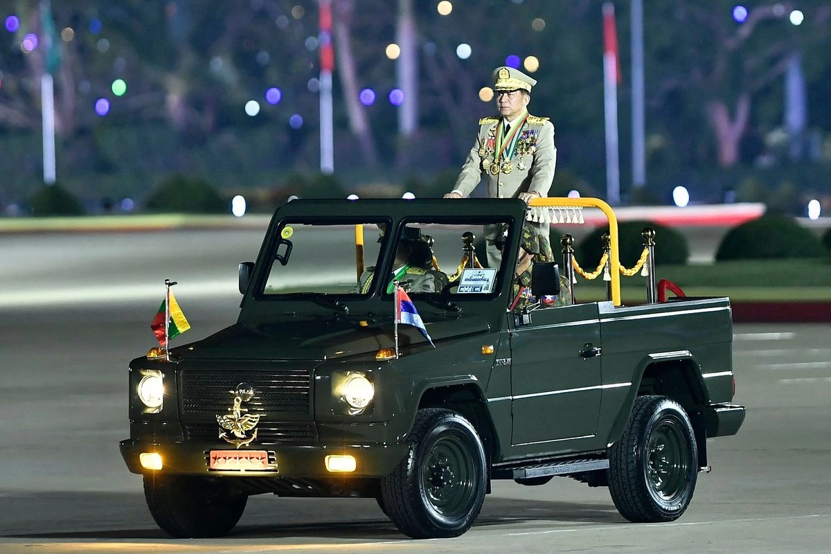 El jefe de la junta militar de Myanmar, Min Aung Hlaing, durante una ceremonia conmemorativa del Día de las Fuerzas Armadas en Naipyidó el 27 de marzo de 2024. Foto 