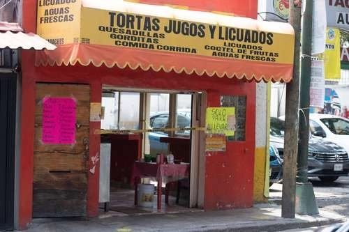 Debido a la emergencia nacional sanitaria por la pandemia de Covid-19, cientos de pequeños comercios se vieron afectados en sus ventas, como este puesto de jugos, tortas y licuados frente al parque Tlacoquemécatl, en la colonia Del Valle. Foto Pablo Ramos