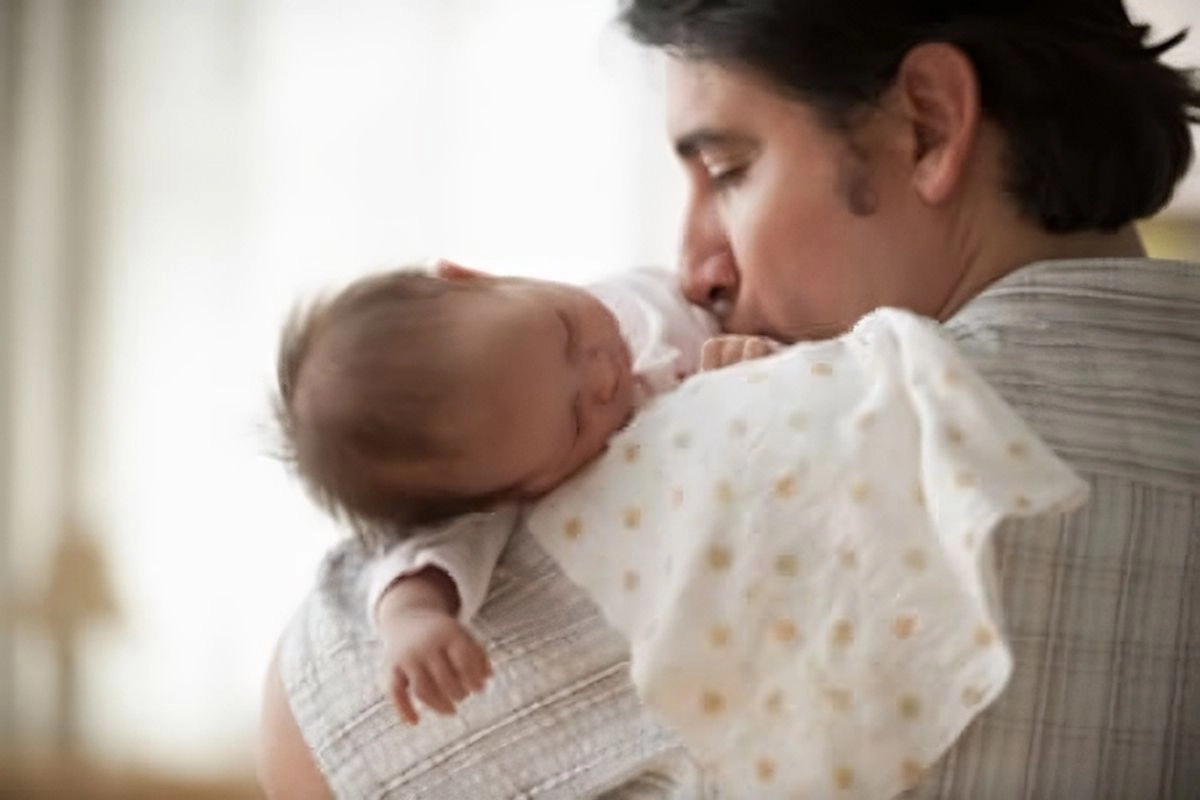 El uso de este método significa que el embrión tiene ADN de tres personas: del óvulo de la madre, el esperma del padre y las mitocondrias del donante. Para aprobarlo fue necesario modificar la ley del Reino Unido en 2016. También está permitido en Australia, pero no en muchos otros países, incluido Estados Unidos.