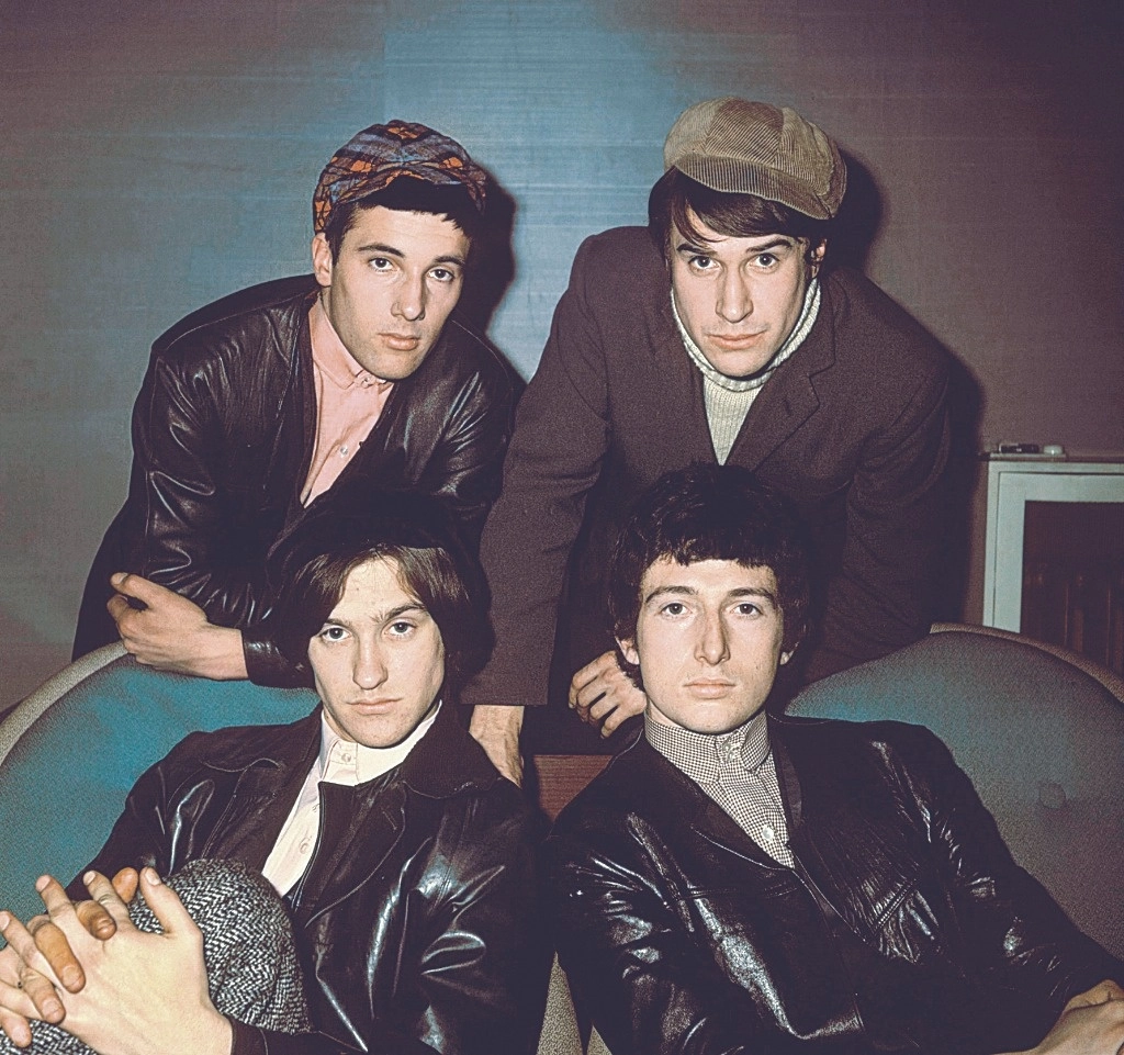 En la imagen de la izquierda, Dave Davies, Peter Quaife, al frente, y Mick Avory y Ray Davies. Foto tomadas de la red social X del grupo





