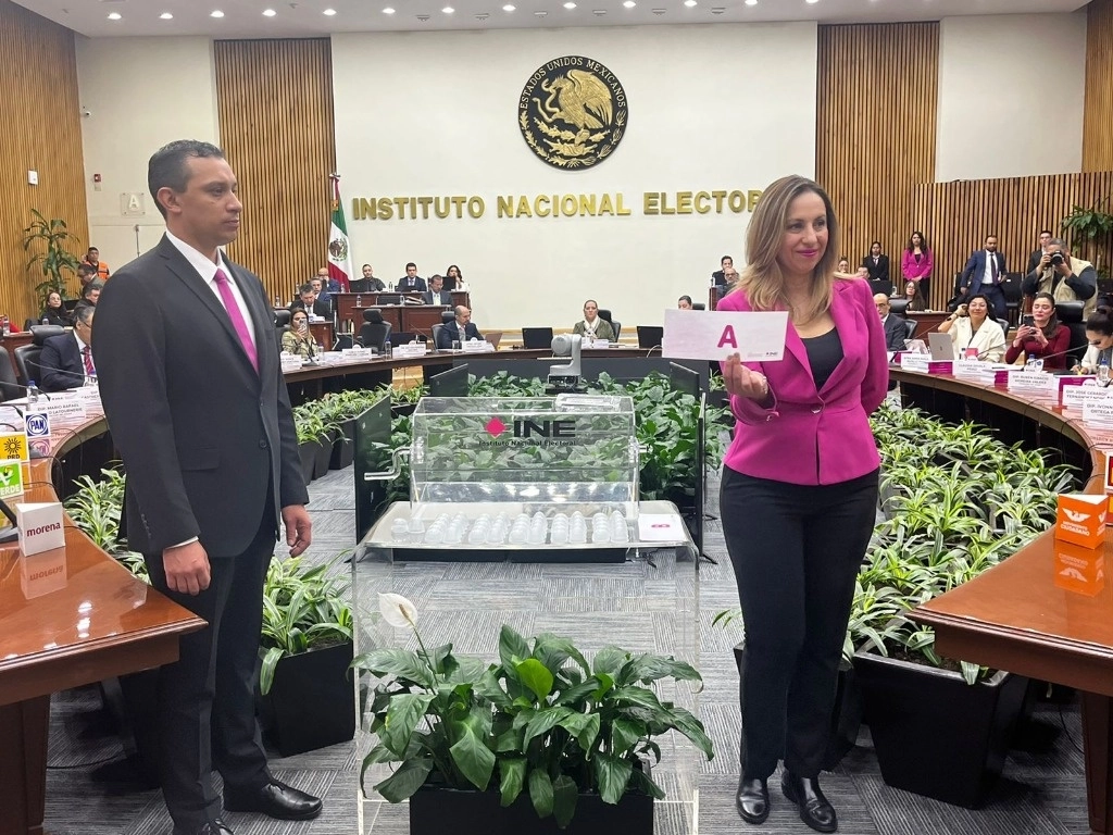 Trabajadores del INE realizan el sorteo por inicial de apellido de la selección de la ciudadanía que integrará las Mesas Directivas de Casilla en el Proceso Electoral 2023-2024, en instalaciones del organismo, en la Ciudad de México, el 1 de febrero 2024. Foto Luis Castillo