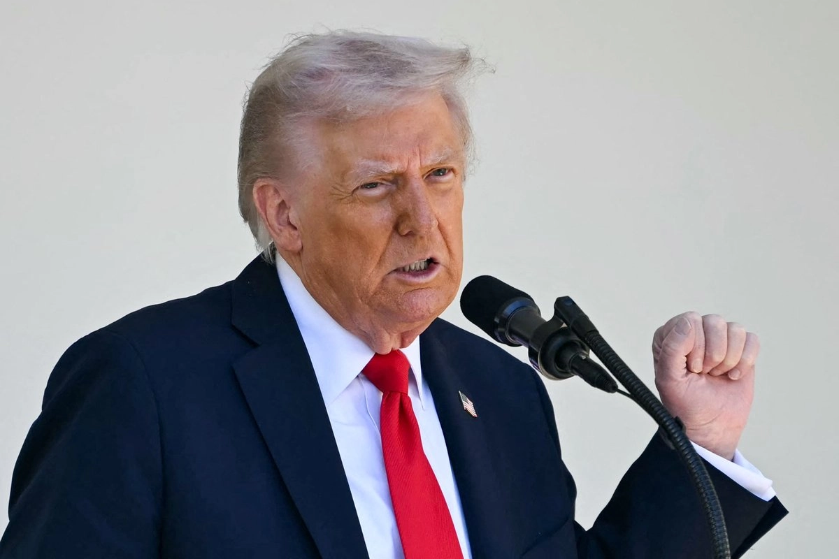 El presidente de Estados Unidos, Donald Trump, habla en un almuerzo del "Rose Garden Club" en el jardín de rosas de la Casa Blanca en Washington, DC, el 21 de octubre de 2025.