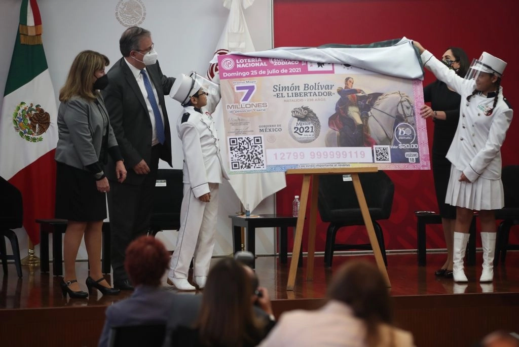 El secretario de Relaciones Exteriores, Marcelo Ebrard, y la directora de la Lotería Nacional, Margarita González Saravia, durante la presentación de un billete conmemorativo de Simón Bolívar, en la Ciudad de México, el 21 de julio de 2021. Foto José Antonio López 