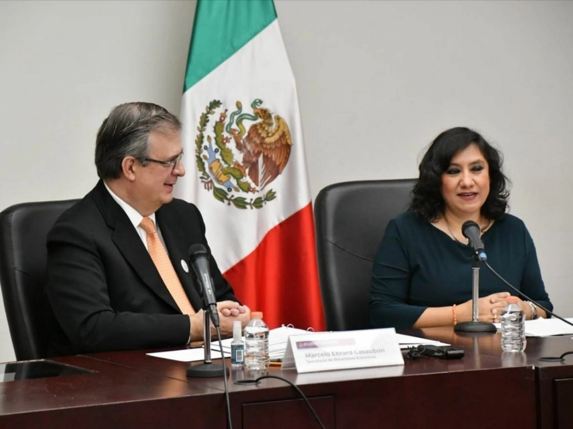 El canciller Marcelo Ebrard, y la secretaria de la Función Pública, Irma Eréndira Sandoval, durante la reunión virtual de la Comunidad de Estados Latinoamericanos y Caribeño. Foto tomada del Twitter de @SRE_mx 