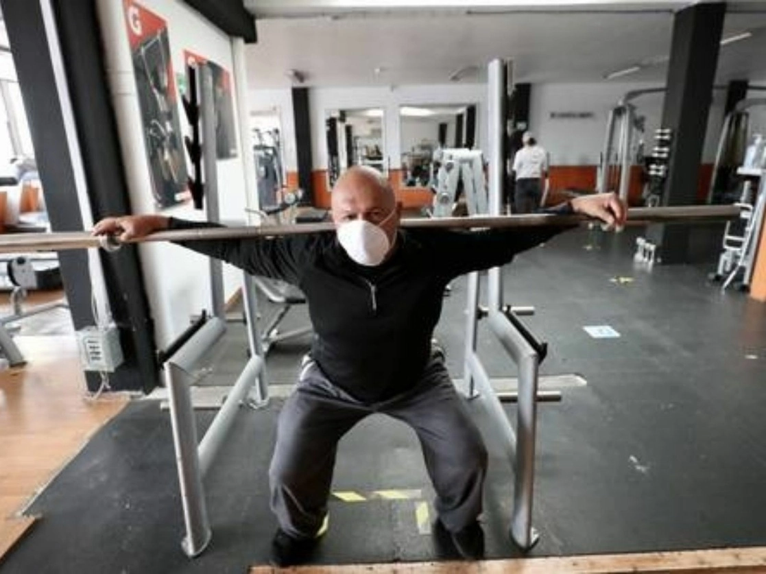 Luego de seis meses de suspensión ante la pandemia, gimnasios en la CDMX se disponen a retomar mañana sus actividades con estrictas medidas sanitarias para evitar contagios. Foto Luis Castillo