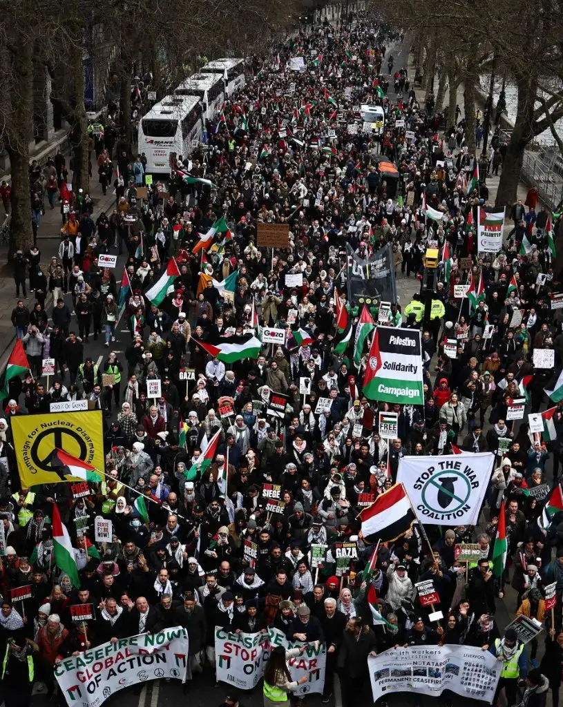“Alto al fuego, ya”, demandaron tanto en la marcha realizada ayer en el centro de la capital inglesa (en la imagen) como en otras urbes, dentro de la Acción Global por Palestina. Foto Afp 