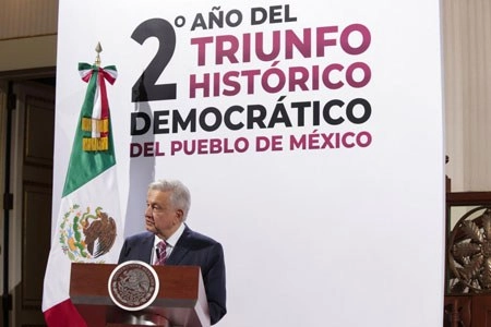 El presidente Andrés Manuel López Obrador emitió el mensaje de aniversario en el recinto parlamentario de Palacio Nacional. Foto Presidencia
