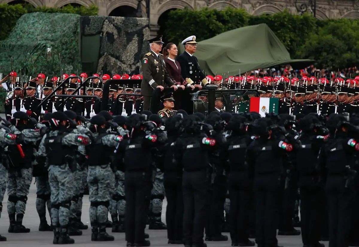 Al encabezar la ceremonia del desfile militar en ocasión del día de la independencia nacional, la presidenta Claudia Sheinbaum sostuvo que el pueblo conoce su fuerza y su historia, por eso “ninguna injerencia es posible en nuestra patria”. Imagen del 16 de septiembre de 2025. Foto 