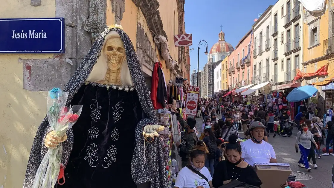 Miles de capitalinos ignoraron la “alerta al límite de rojo anunciada el viernes por la jefa de Gobierno ante el incremento de contagios y de hospitalizaciones, y abarrotaron las calles del Centro Histórico (imagen) sin respetar las medidas sanitarias. Entre las aglomeraciones apenas se veían los trabajadores del gobierno con sus letreros invitando a usar cubrebocas. Foto José Antonio López