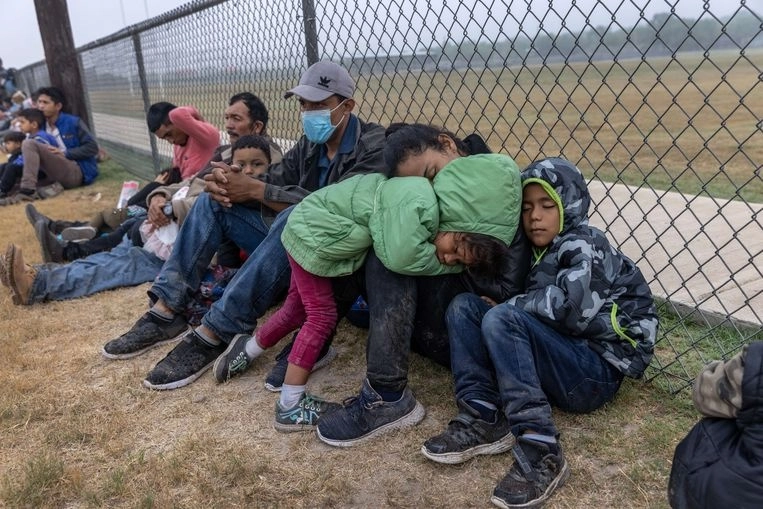 Migrantes centroamericanos esperan ser trasladados por la Patrulla Fronteriza en La Joya, Texas. Foto Afp