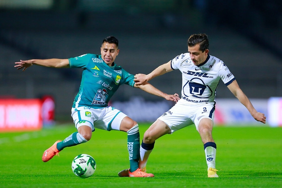 Jose Ramirez (izq) del León y Alan Mozo de los Pumas (der) disputan la esférica durante el encuentro. Foto Jam Media