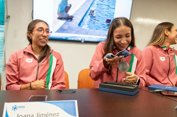Joana Jiménez e Itzamary González, quien muestra su histórica presea, la primera de México en Campeonatos del Mundo, ayer en su conferencia de prensa. Foto Pablo Ramos