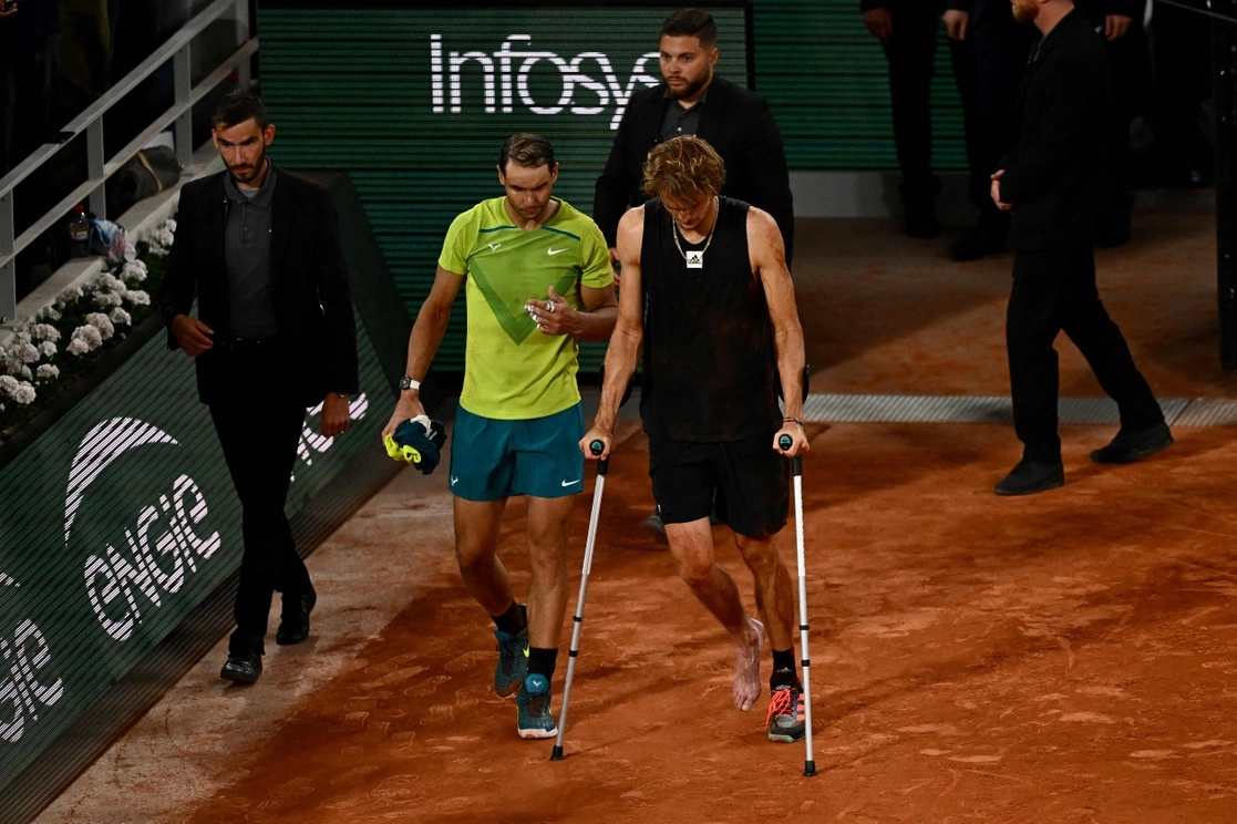 El español Rafael Nadal avanzó en Roland Garros tras vencer en semifinales al alemán Alexander Zverev, que abandonó al final del segundo set tras doblarse el tobillo derecho, el 3 de junio de 2022. Foto Afp