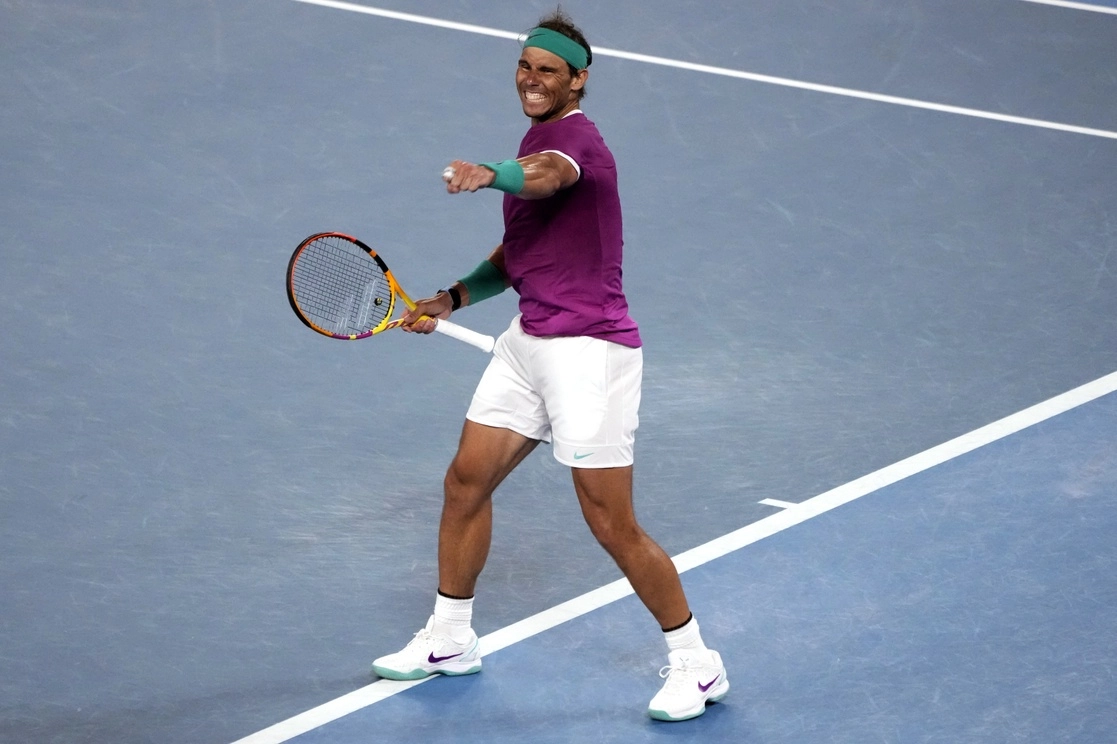 El español Rafael Nadal se situó a una sola victoria del récord masculino de 21 Grand Slams al superar este viernes al italiano Matteo Berrettini, el 28 de enero de 2022. Foto Ap