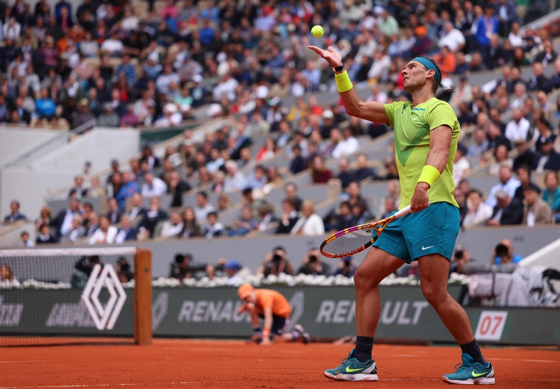 El español Rafael Nadal sirve al australiano Jordan Thompson durante su partido individual masculino en la Court Philippe-Chatrier durante el torneo de tenis Roland-Garros Open en París, el 23 de mayo de 2022. Foto Afp
