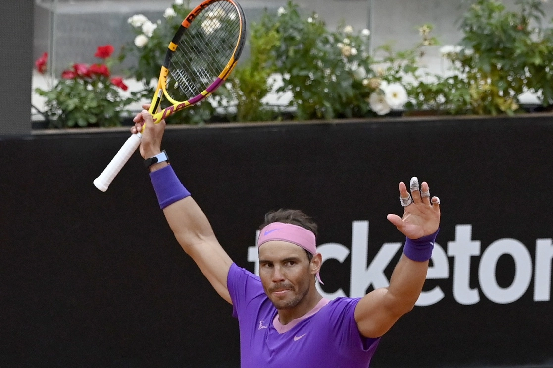 Rafael Nadal, que busca su décimo triunfo en Roma, se cobró la venganza ante Alexander Zverev, que le eliminó la semana pasada en Madrid, derrotándolo 6-3 y 6-4 en cuartos, el 14 de mayo de 2021. Foto LaPresse vía Ap